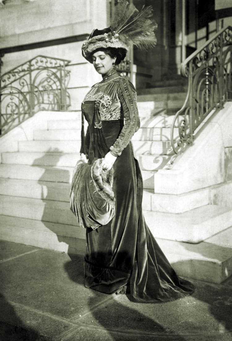 Mata Hari posing in a fashionable outfit at the Longchamp racecourse, the place to see and be seen, 4 October 1908