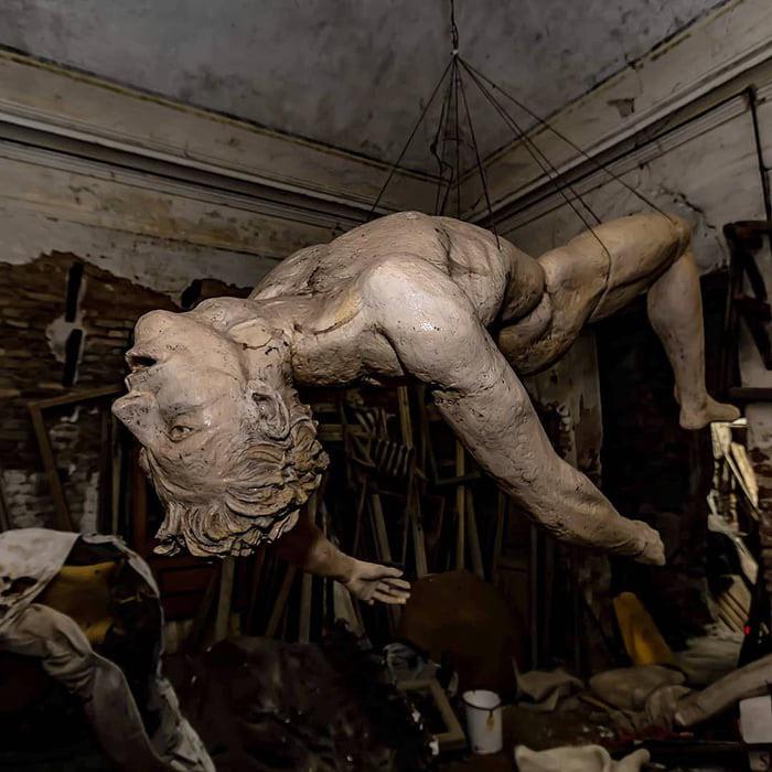 Statue found in am abandoned house