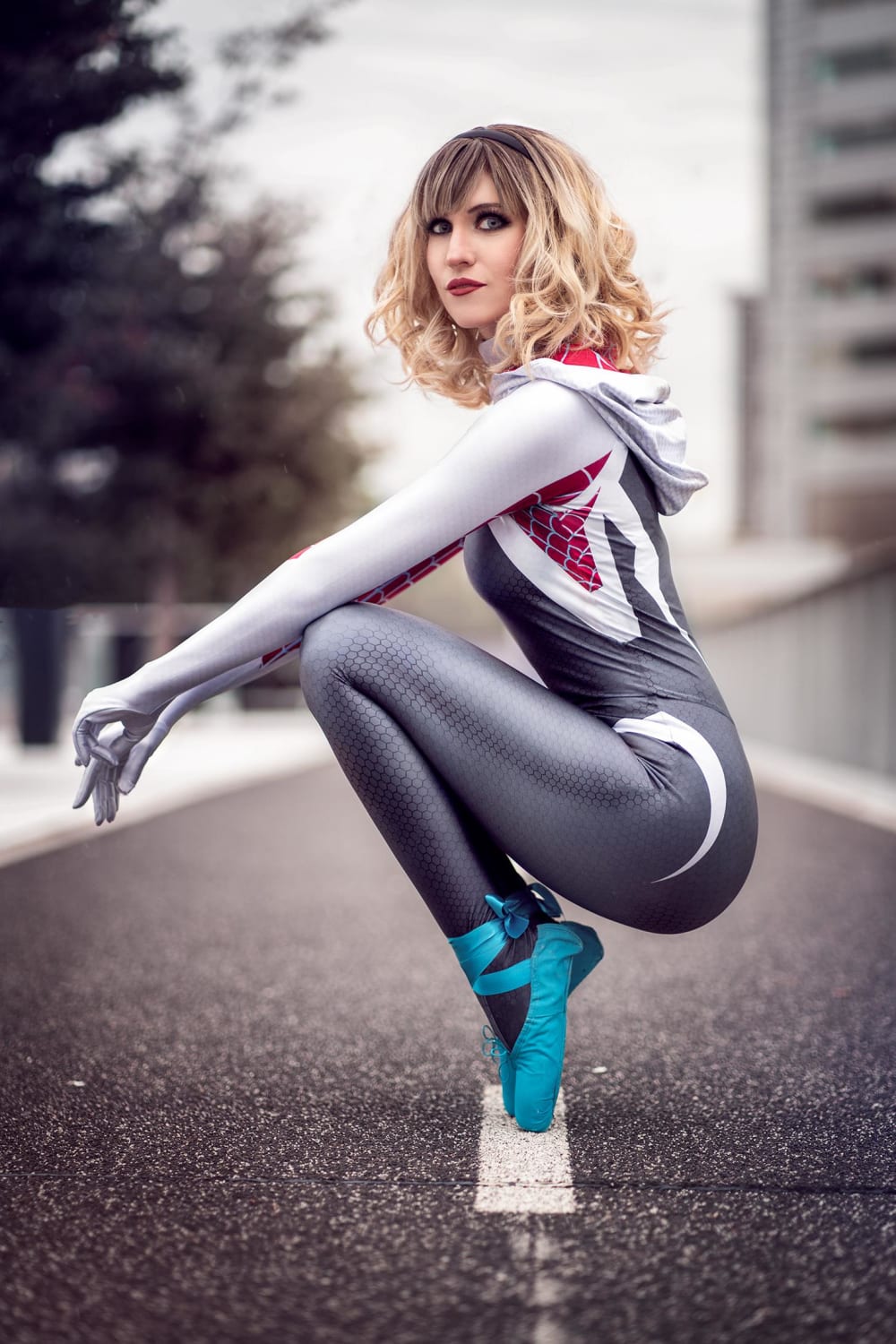 I tried to recreate this iconic pose, my first time doing a Spider Gwen cosplay (Denzhy)