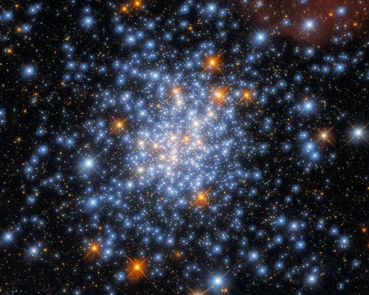 This NASA/ESA @HUBBLE_space Telescope image shows open star cluster NGC 330