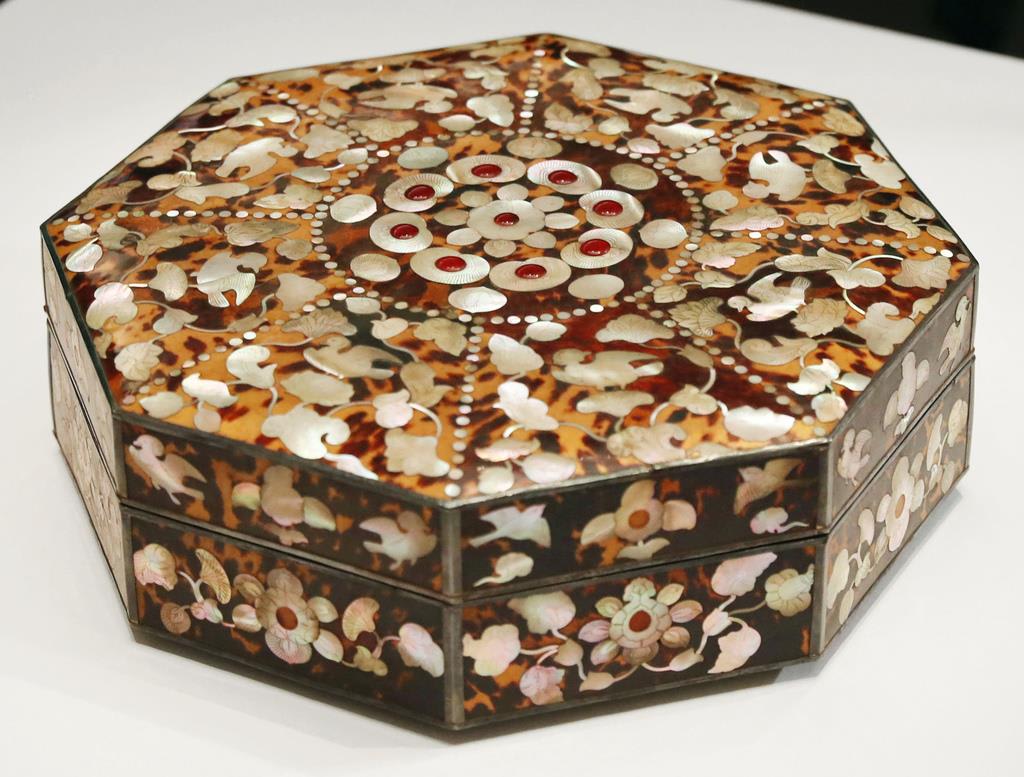 An octagonal box covered with tortoise shell and decorated with mother-of-pearl inlay. 8th century CE, Tang dynasty, now housed at the Shosoin repository in Nara, Japan