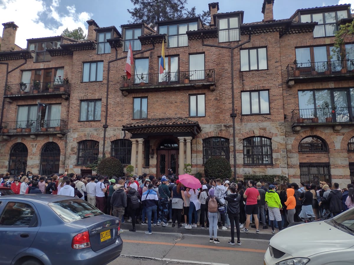 Huge crowd of Colombian fans waiting for @MileyCyrus to emerge from the Four Seasons here in #Bogota.