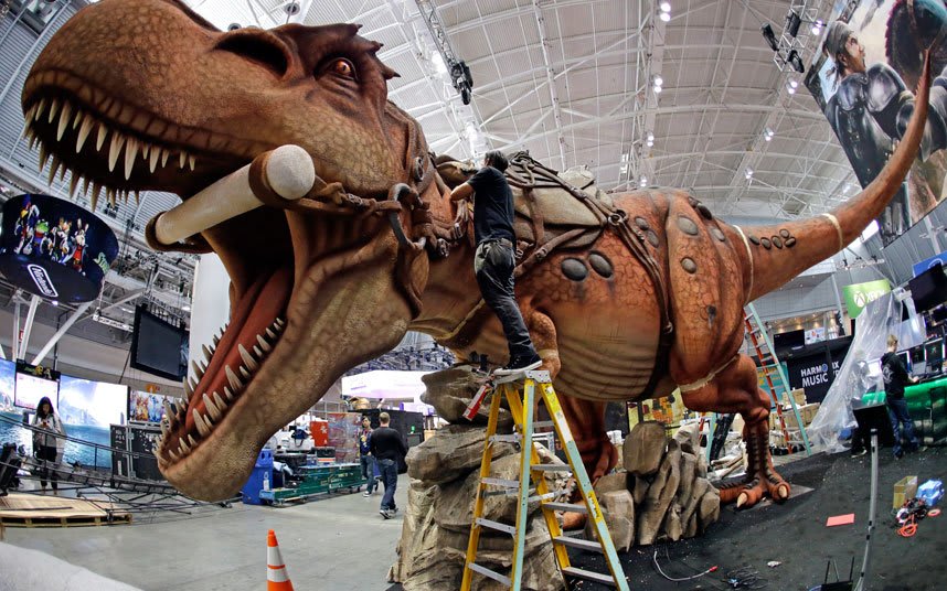 Pictures of the Day: giant dinosaur exhibit in Boston (Ph: Elise Amendola/AP)