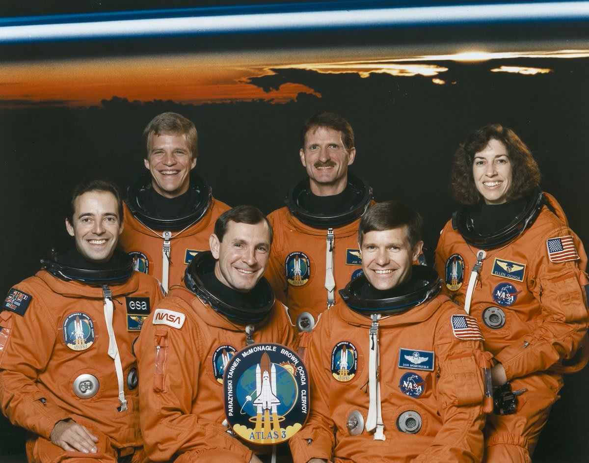 Crew of STS-66 Atlantis launched OTD 25 years ago, L to R @astro_JFrancois Clervoy, @AstroDocScott Parazynski, Curt Brown, Joe Tanner, Don McMonagle and @Astro_Ellen Ochoa