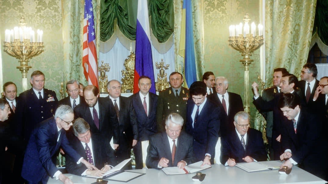 Bill Clinton, Boris Yeltson & Ukrainian President Kravchuk sign agreement promising that Ukraine would be secure if they would give up their Soviet nuclear weapons - 1994