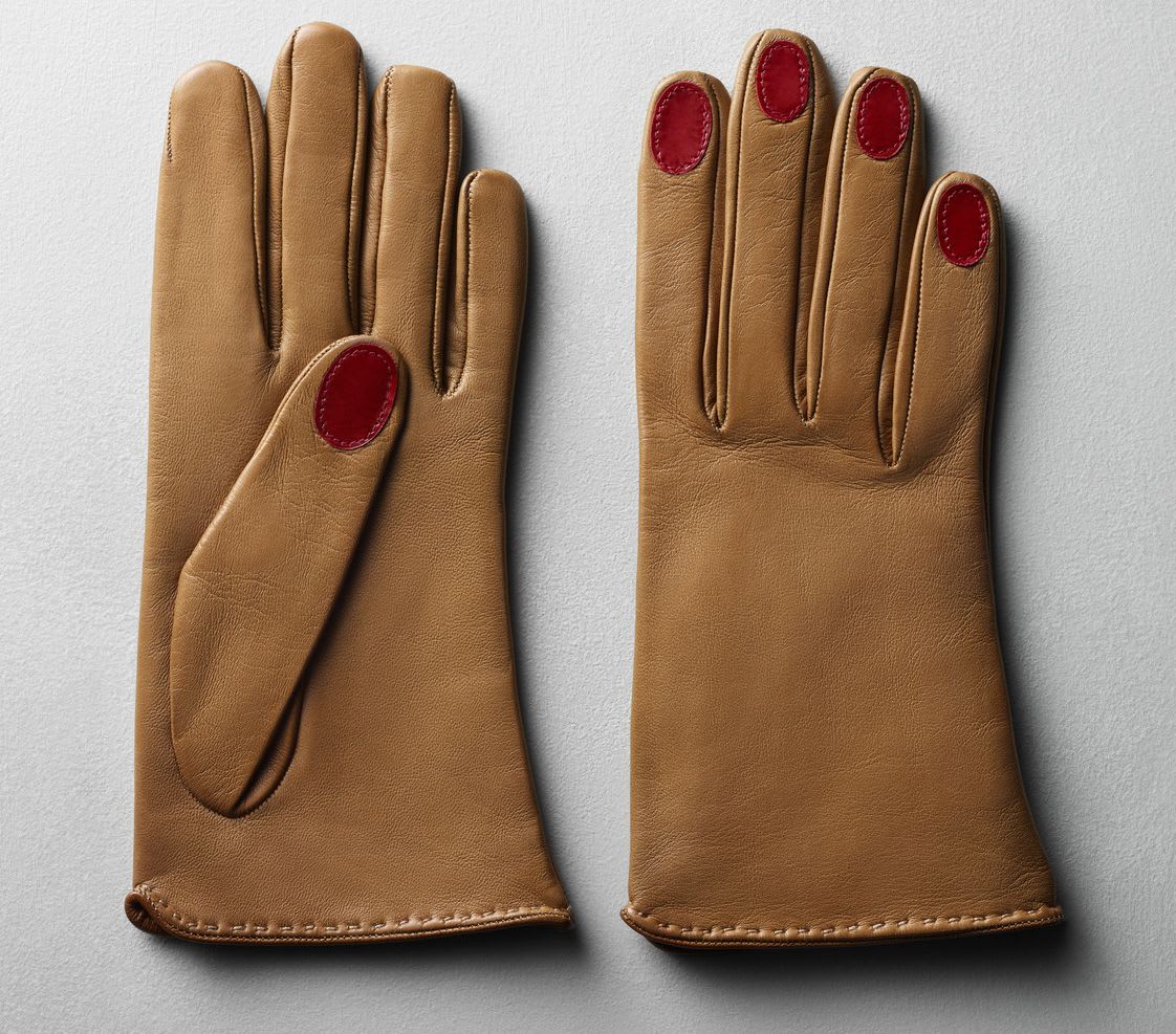 Brrr but make it fashun 💅 These manicured Moschino gloves conjure the accessories of Elsa Schiaparelli. Both designers playfully subvert the social propriety of gloves through the use of visible cosmetics. See them on view now in InPursuitofFashion at The #CostumeInstitute.