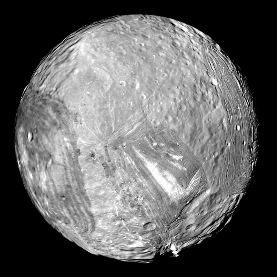 OTD 24 January 1986, NASA's Voyager 2 spacecraft took a series of images of Miranda, a moon of #Uranus. This montage is our only close-up view of Miranda (Pic: NASA/JPL)