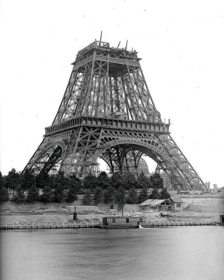 Eiffel Tower in construction, Paris 1888