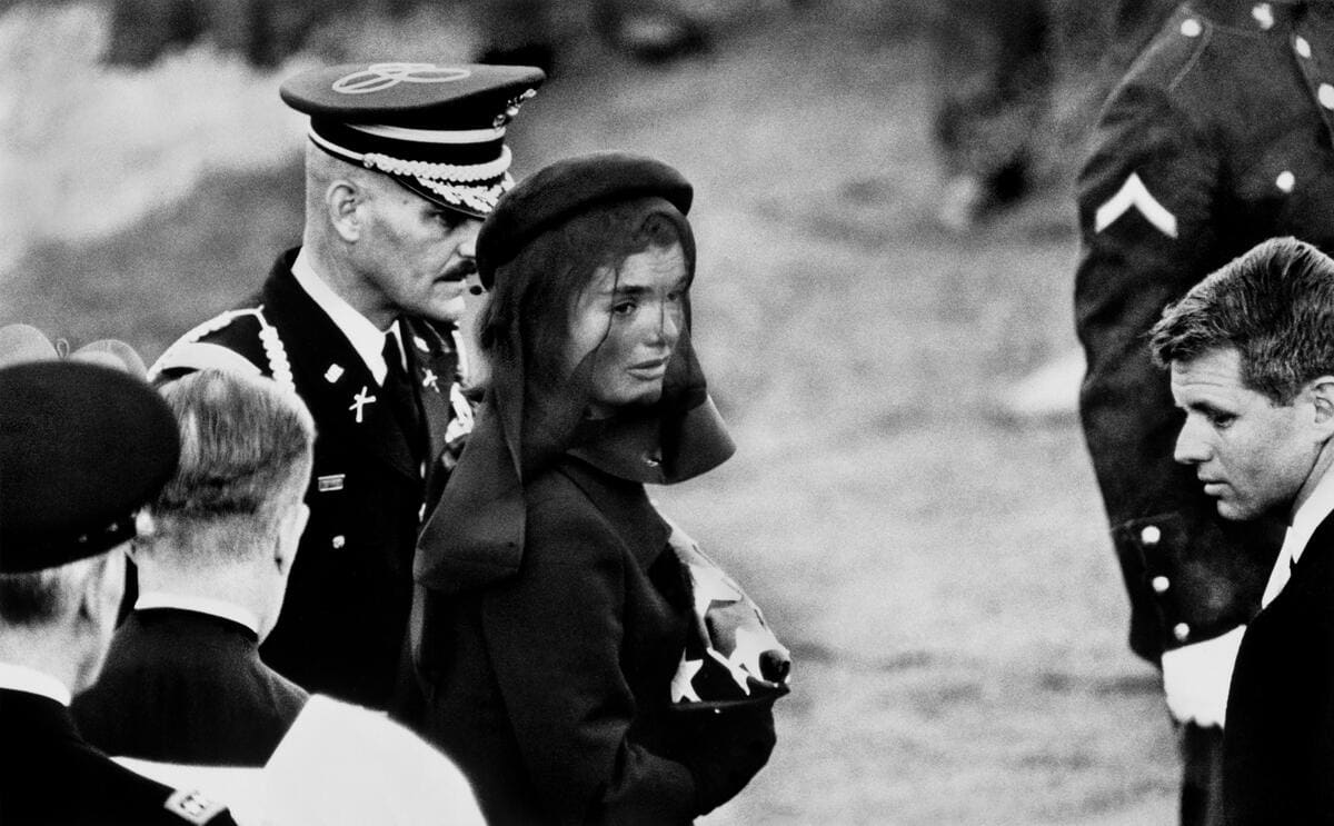 A new contact sheet is available on the Magnum Shop, revealing the selection process behind Elliott Erwitt’s iconic image of Jacqueline Kennedy at JFK’s funeral. Explore the full Magnum Contact Sheet collection: https://t.co/Hxc4GCyZd2 © @ErwittElliott / Magnum Photos