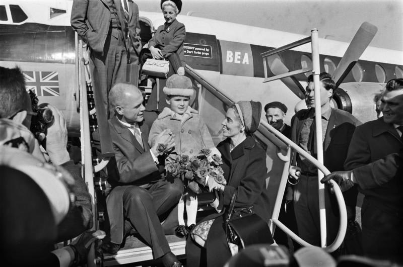 OTD 9 October 1965, @NASA astronaut John Glenn and his wife Annie arrive at Amsterdam @Schiphol airport during their European tour 👉