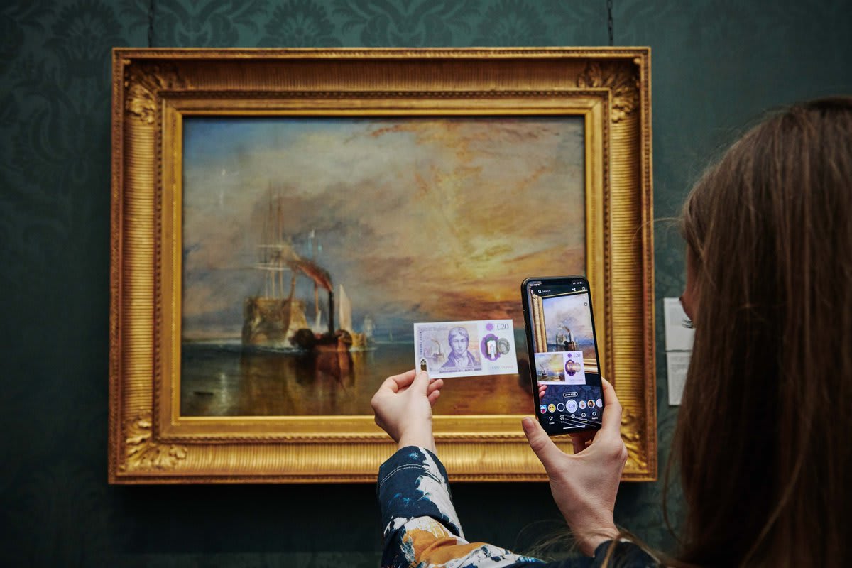 Bring the new £20 note to life in Room 34 today! Bring Turner's 'The Fighting Temeraire' to life through @Snapchat's new AR lens. Not in the Gallery today? You can still use the lens on Snapchat with a new £20 note or a picture of the note.