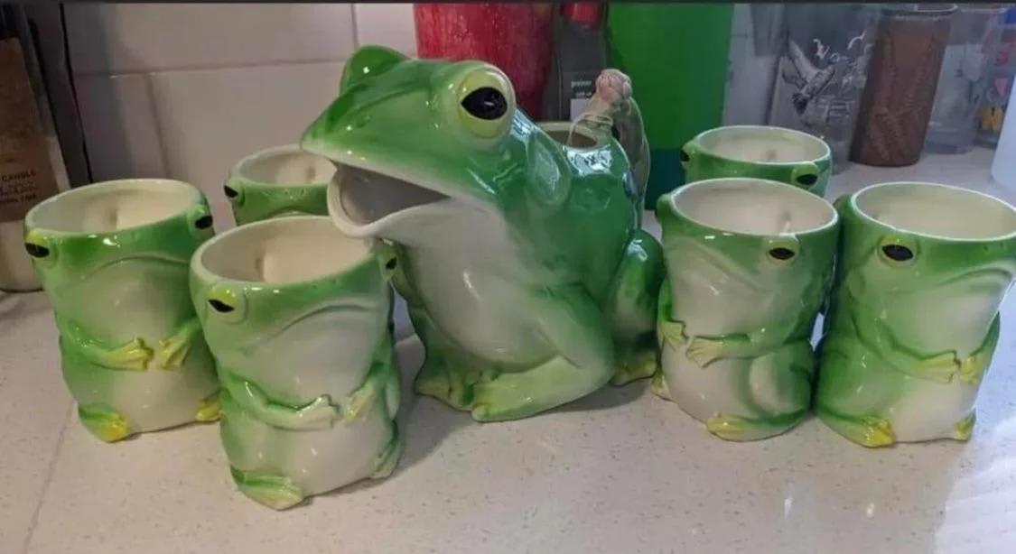 I know someone who would LOVE this tea set