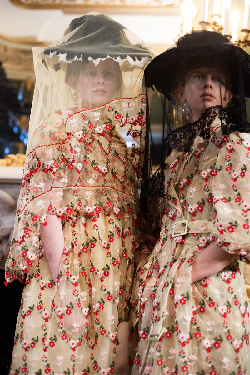 Showing at LFW presented by @Clearpay_UK September 2022 is Dublin born designer @Simone_Rocha_. Their SS19 collection explored Rocha's Chinese heritage & was inspired by the clothing worn in the Tang Dynasty in the 16th Century. Explore the LFW schedule: