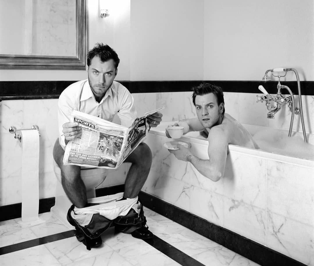 PsBattle: Ewan McGregor and Jude Law in a bathroom together.