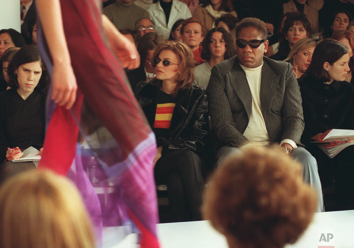 André Leon Talley, the towering former creative director and editor at large of Vogue magazine, has died. He was 73. https://t.co/z0ROGSy7mZ Sandra Bernhard, center, and André Leon Talley, second from right, watch the Isaac Mizrahi fashion show in New York, Oct. 31, 1996.