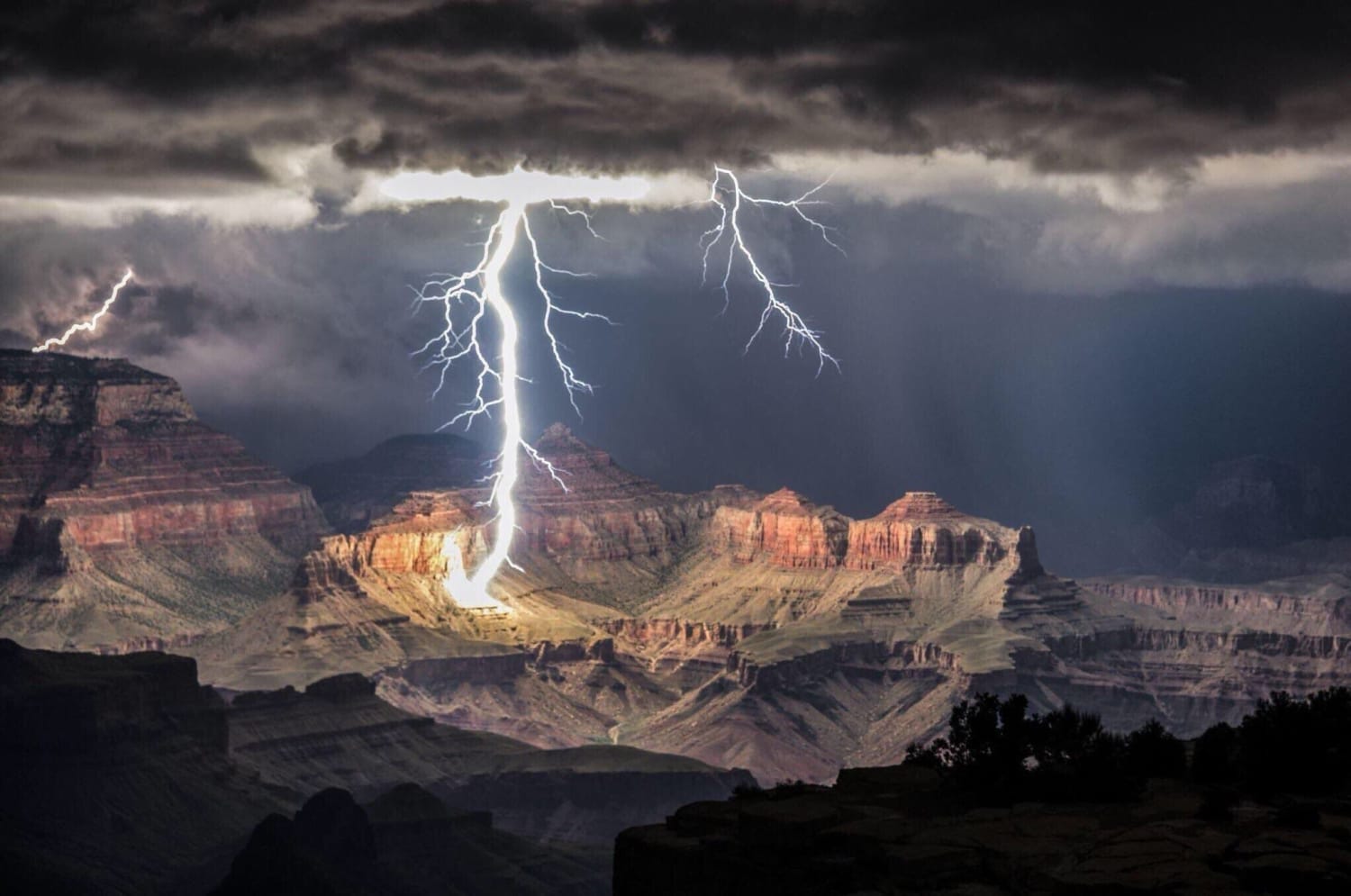 This is what the Grand Canyon look like when it's lit only by lightning