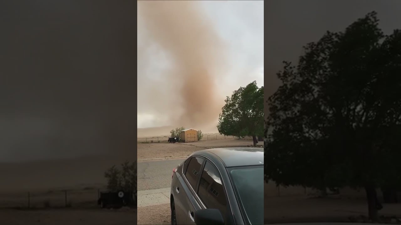 Massive Dust Devil Merges in Sky After Sprouting From Land in New Mexico - 1198346-2