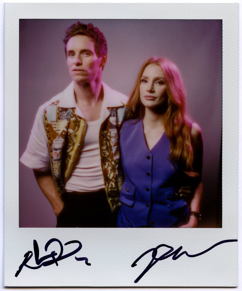 PhotoOfTheDay Eddie Redmayne and Jessica Chastain from the film "The Good Nurse," photographed with a vintage polaroid camera in the Los Angeles Times photo studio at RBC House, during the Toronto International Film Festival. https://t.co/7bRsxof24A 📸