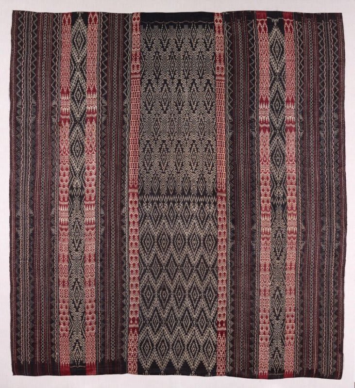 Check out this collection highlight in honor of FilipinoHeritageMonth: The kumo cloth is traditionally commissioned for a wedding, to be used as part of gift exchange. This piece, by the T'boli people, is made from abaca and dyed with a warp-resist dyeing technique.