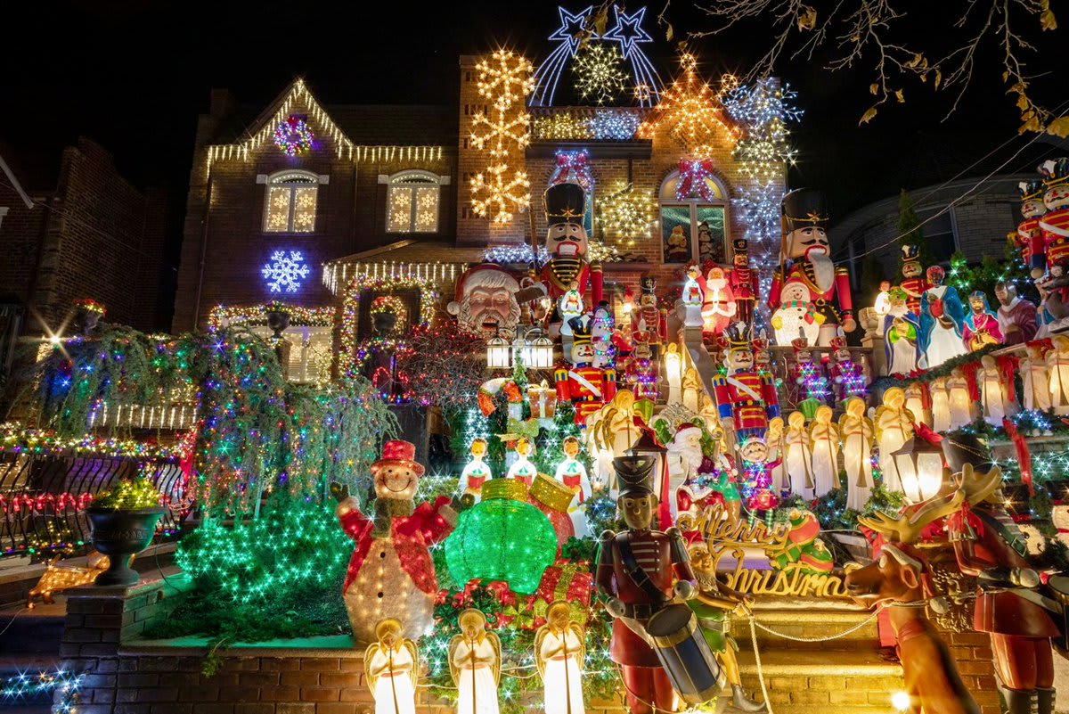 Yesterday we toured the Christmas decorations of the house in Dyker Heights has, including the over-the-top Christmas-filled display of Lucy Spata , which is comprised of more than 30,000 lights & also features two 16ft nutcrackers Watch livestream walk: