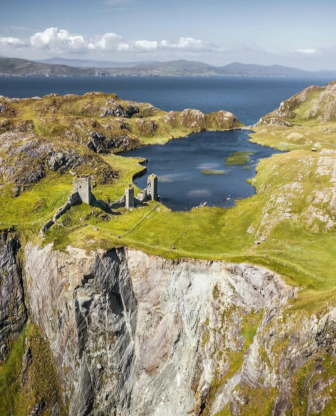 The ruins of Dunlough Castle at the edge of 100 meter cliffs on the northern tip of the Mizen Peninsula, County Cork, Ireland. Built in 1207 by the O'Mahony Clan.