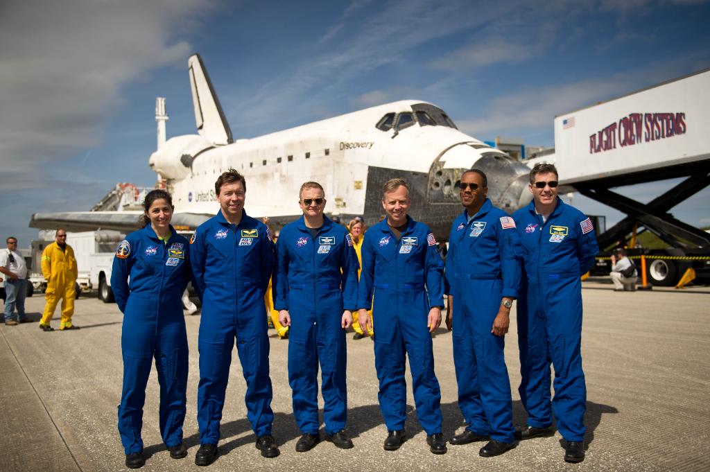 NOW in 2011, Space Shuttle Discovery landed! The crew of STS-133 delivered supplies to the @Space_Station and performed for two spacewalks. The successful landing marked Discovery's 39th and final shuttle mission!