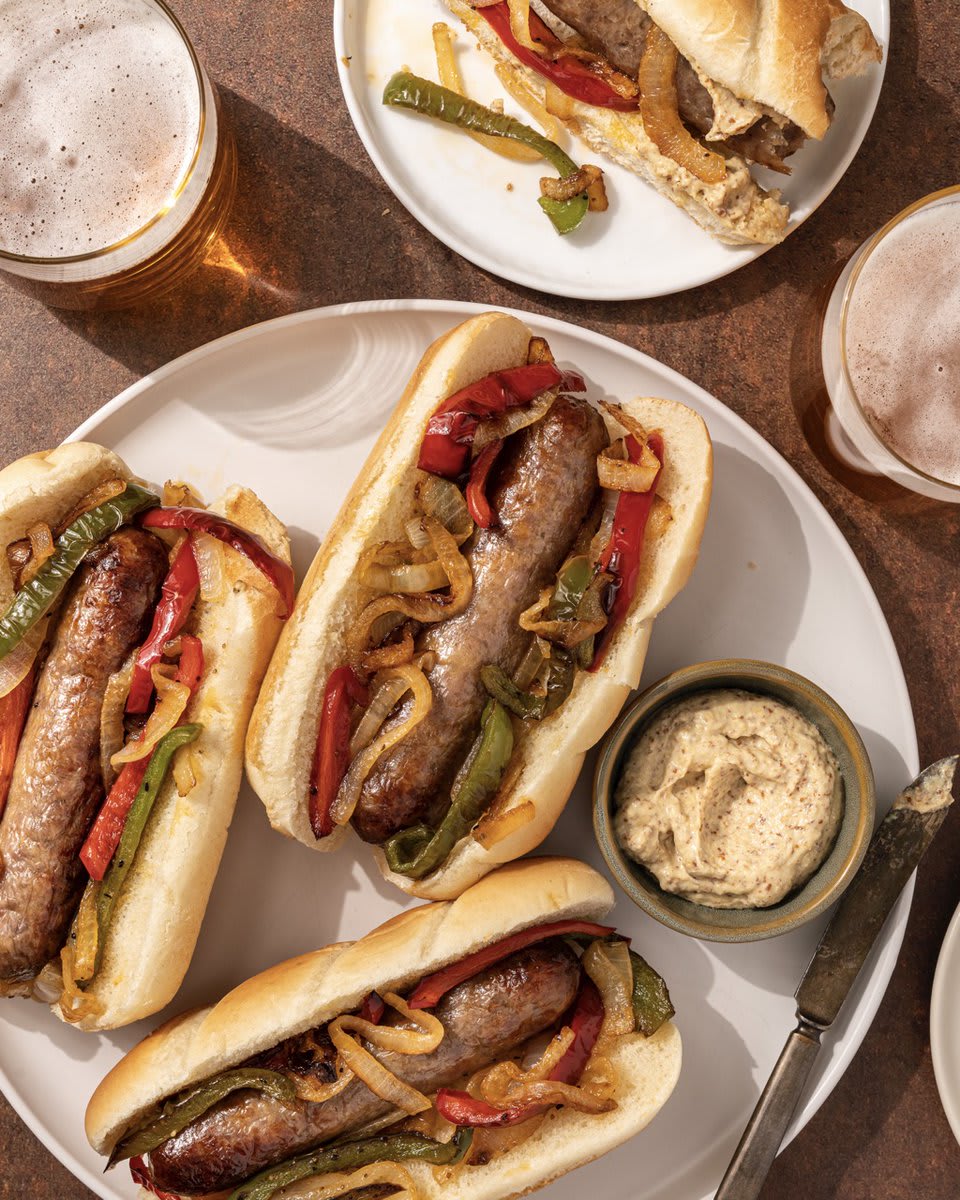 Making golden and juicy bratwurst doesn't get any easier thanks to the air fryer: