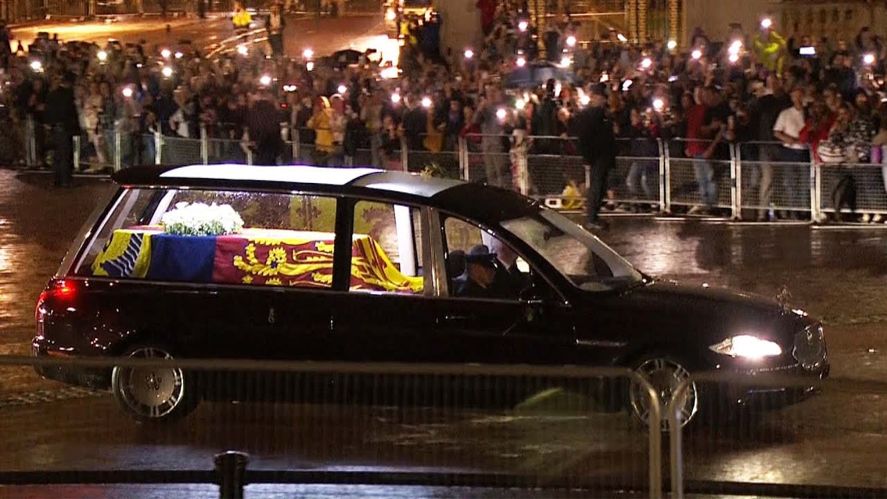 Queen Elizabeth II’s Coffin Heads to Buckingham Palace
