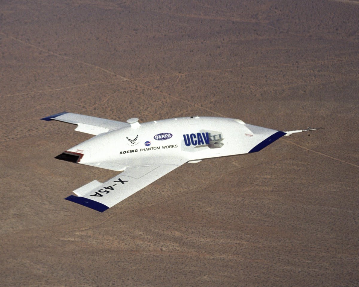 20 years ago today, the X-45A Uncrewed Combat Air Vehicle (UCAV) made its first flight at @NASA_Armstrong. You can see this aircraft on display at the National Air and Space Museum (@airandspace). Watch the first flight: