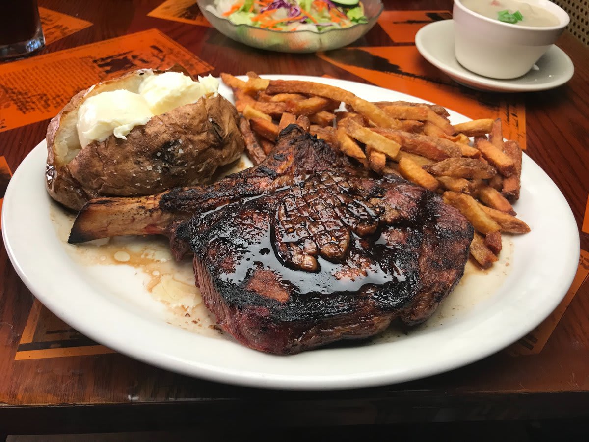 There's steak and then there's STEAK! 🥩 Meet The Gusher, a 22 oz. bone-in ribeye from The Spudder in Tulsa 😱🤩 Hear more from @duffgoldman on back-to-back episodes of TheBestThingIEverAte, tonight starting @ 10|9c!