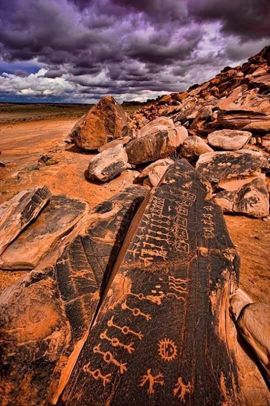 Petroglyphs in the Navajo Preserve, Arizona, USA. The petroglyphs were made by the Hopi Indians and date back to the 13th Century CE.