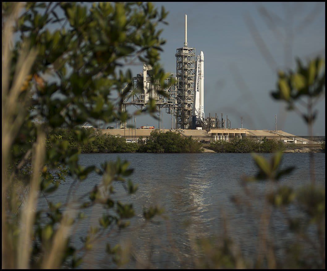 @SpaceX's Falcon 9 rocket w/ Dragon is vertical on Pad 39A in preparation for today's launch to @Space_Station -