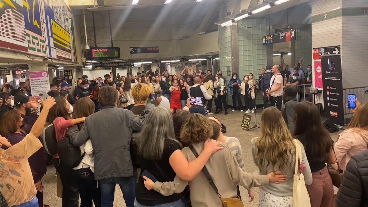 Commuters Sing ‘We Are the Champions’ in NYC Subway Station