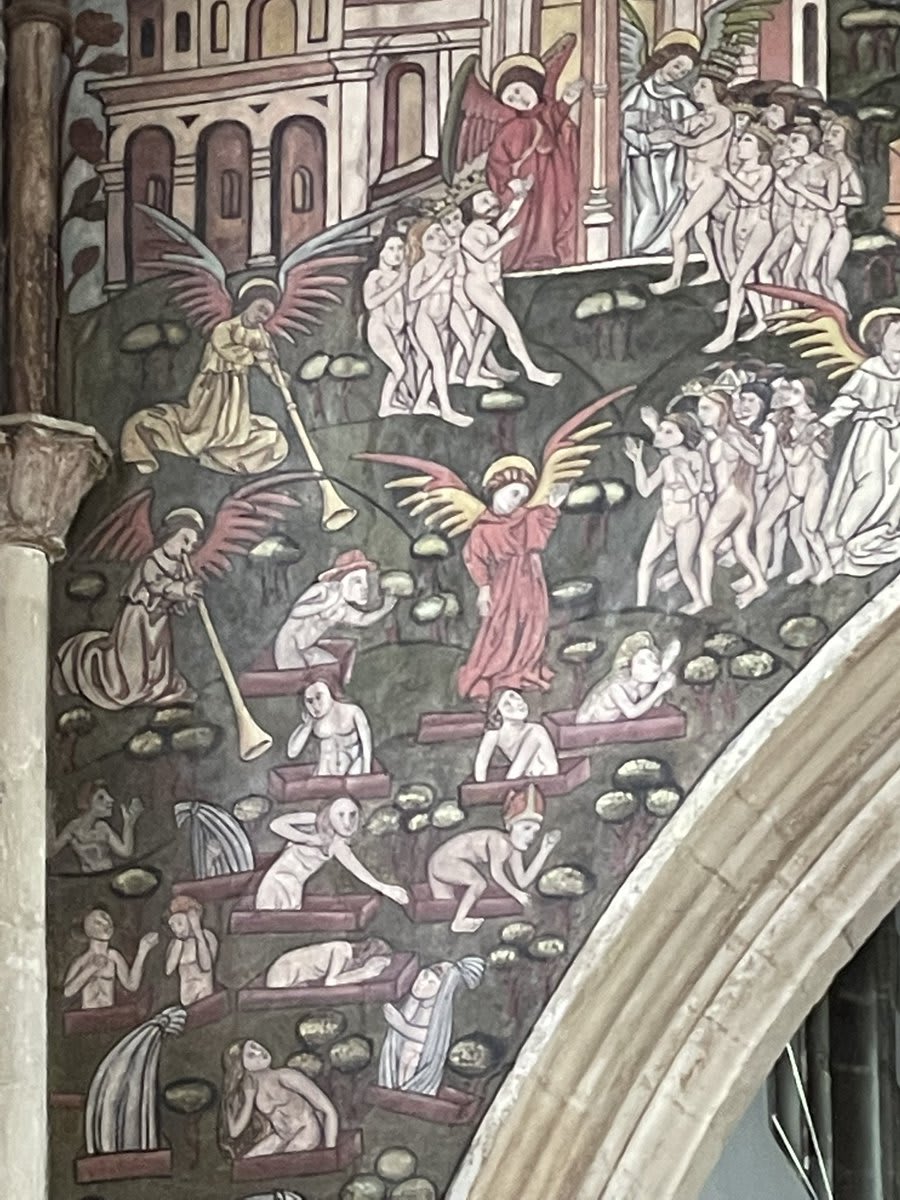 The two sides of the famous doom painting at @SarumStThomas - the dead are awakened from their graves (some still in their winding sheets) for the last judgement by angelic trumpets and the condemned (inc. kings & bishops) are led into the wide mouth of hell