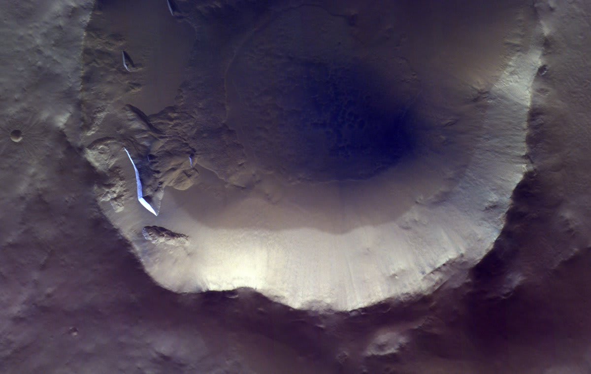 📷 Icy scarps made visible by their covering of bright white CO2 frost inside this impact crater on Mars, seen by the ESA/Roscosmos ExoMars @ESA_TGO on 1 May 2021 👉https://t.co/6KbhOjfoq2