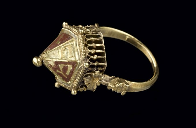 This Jewish wedding ring mimics the lost Temple in Jerusalem, metaphorically connecting the site to the newlyweds’ home. The inscribed mazeltov sets a joyous tone. 💍 See it at The MetCloisters until January 12. ColmarTreasure ©️@museecluny RMN-Grand Palais/Art Resource, NY