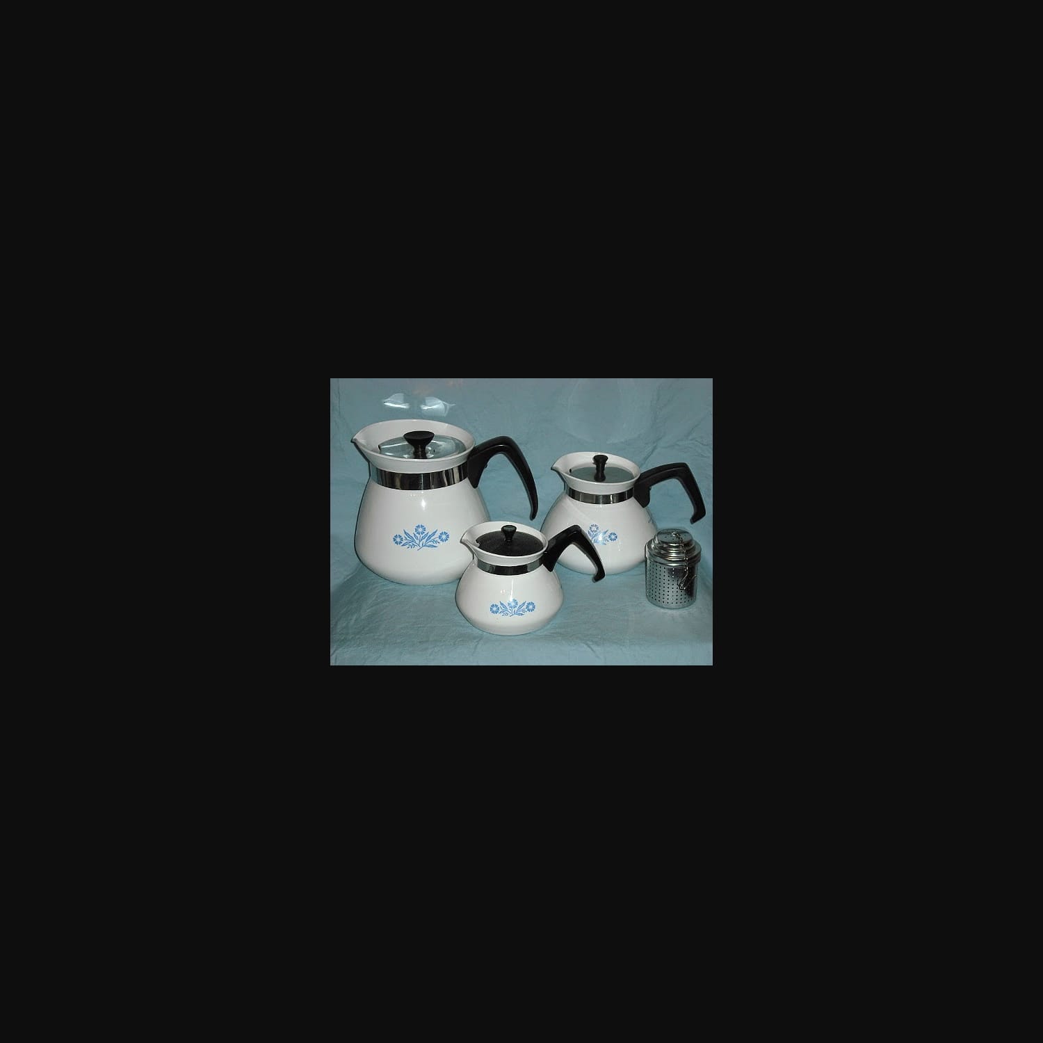 Bye bye vintage cornflower Corningware teapot 😞