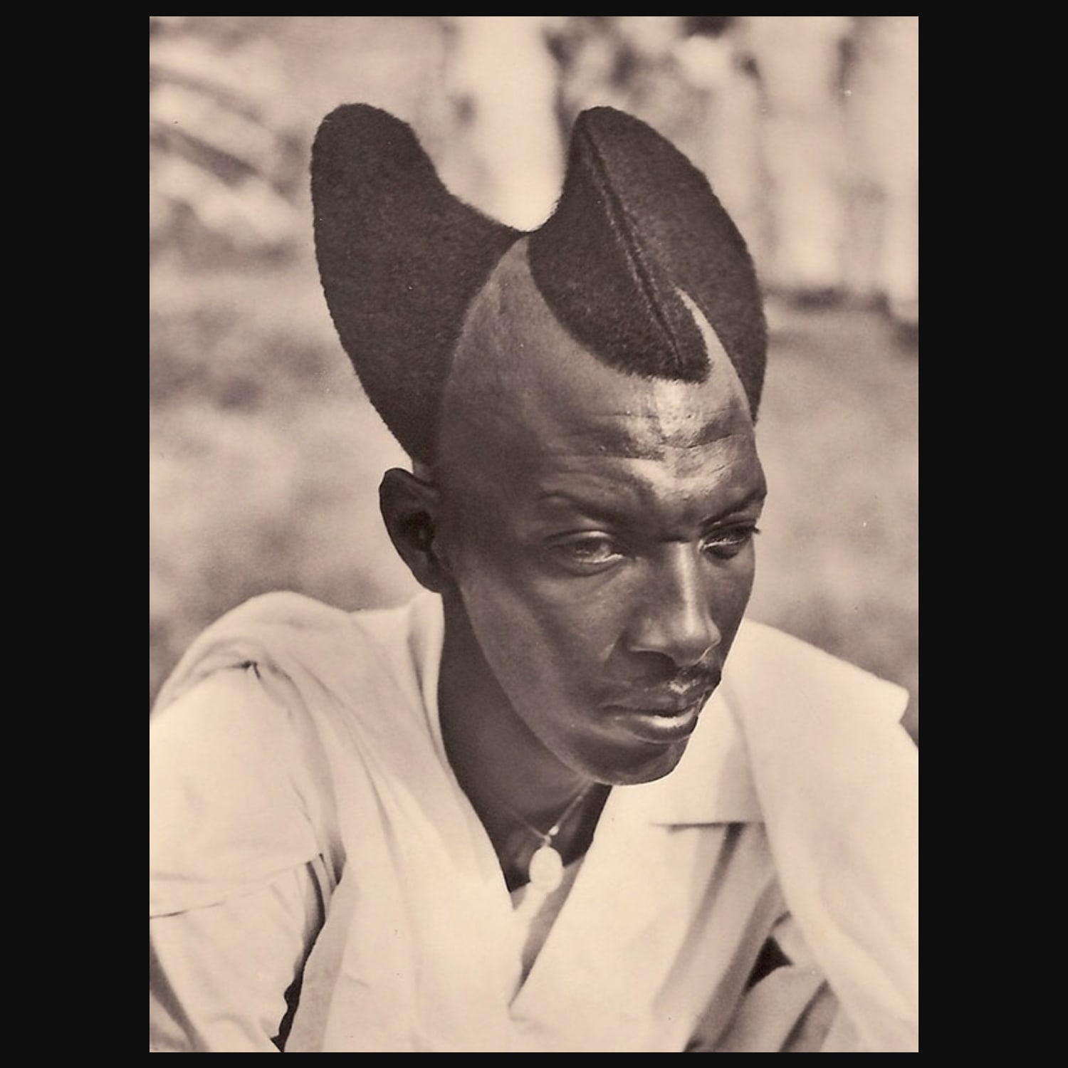 It’s a traditionally Rwandan hairstyle that was once worn by men, as well as by unmarried women in order to indicate to potential suitors that they were single and of marriageable age. 1923, Rwanda,