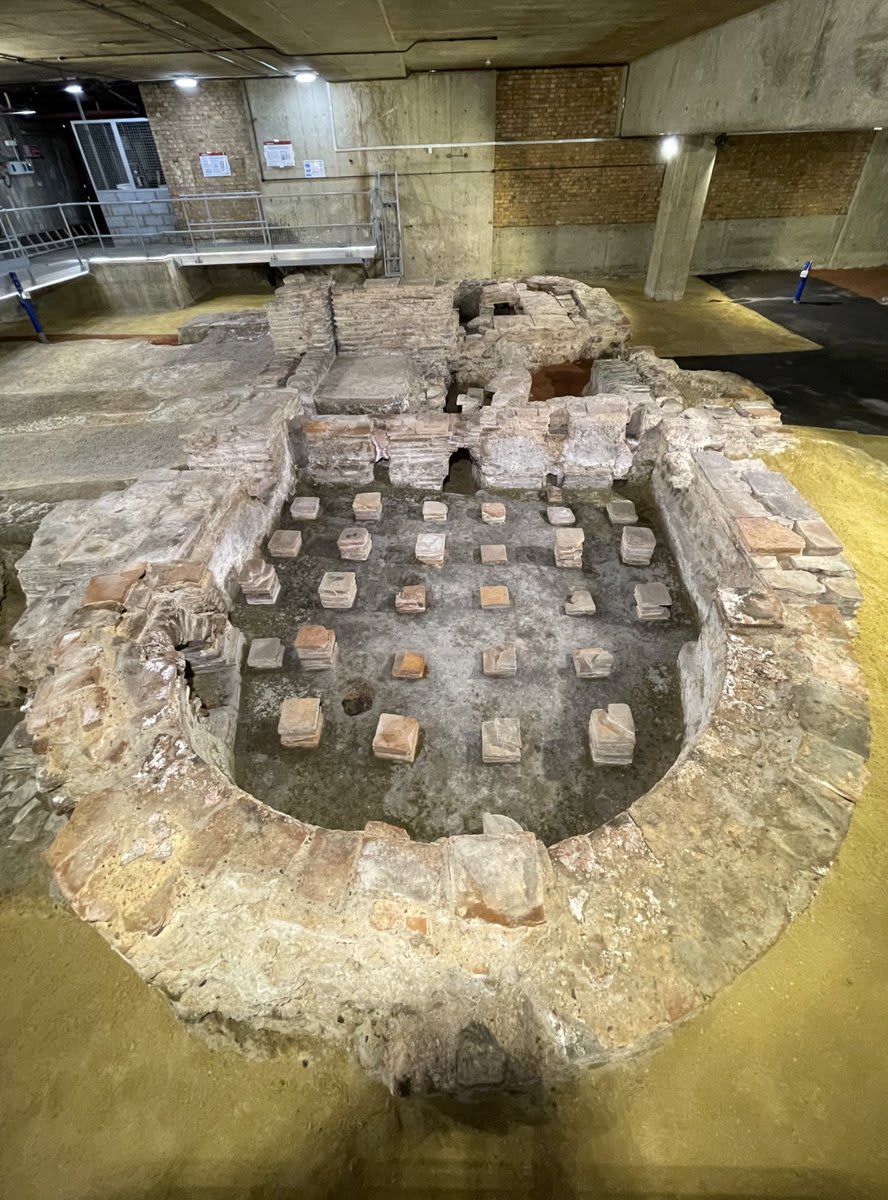 Just had a highly interesting tour of the remains of a Roman house and bathhouse @LdnRomanBaths. Pictured are the caldarium, the tepidarium and the whole of the bathhouse. All are hidden just below street level on Lower Thames Street