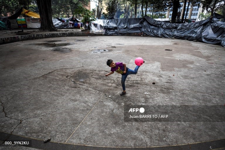 Colombia - Refugee camp in Bogota park evokes pain of conflict. 📸 Juan Barreto