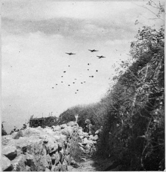 A stunning picture of the Crete assault by German troops. British Tommies are watching fallschirmjägers jumping a few kilometers from their position.