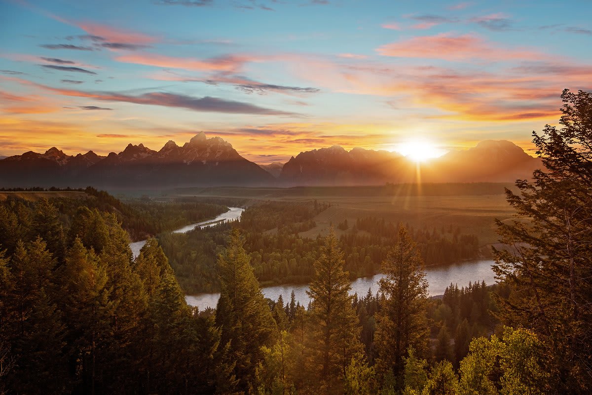 We never tire of views from the Snake River Overlook @GrandTetonNPS. Pic by Matthew Breiter (https://t.co/7u0uZGuWtK)