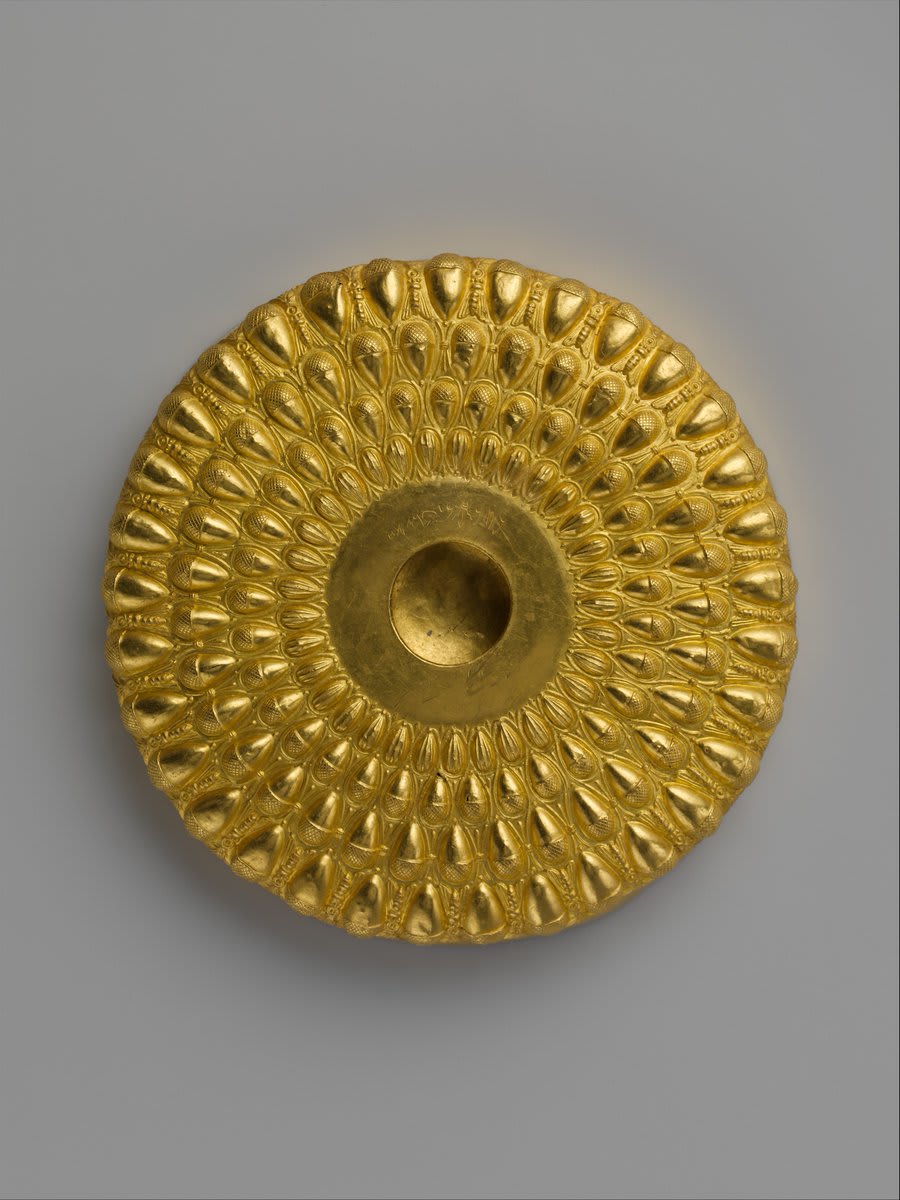 As part of our MetAccess program, every month we invite Disabled and Deaf artists to respond to works in The Met collection that spark curiosity or inspiration. ⁣⁣⁣ ⁣ ⁣ Today @jjjjjeromeellis reflects on this gold phiale, or libation bowl, from the 4th–3rd century B.C.: