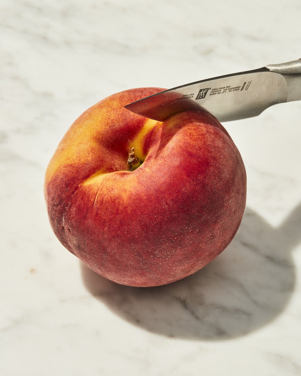 The best way to cut a peach: