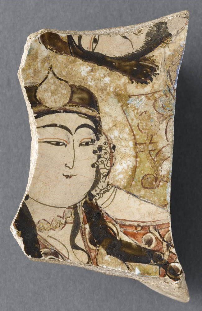 [#UnJourUneOeuvre] Fragment de fond de coupe au visage féminin (1200-1215) Lieu de provenance : Iran (Monde iranien, Caucase) 📍 Aile Denon, salle 187. 👉