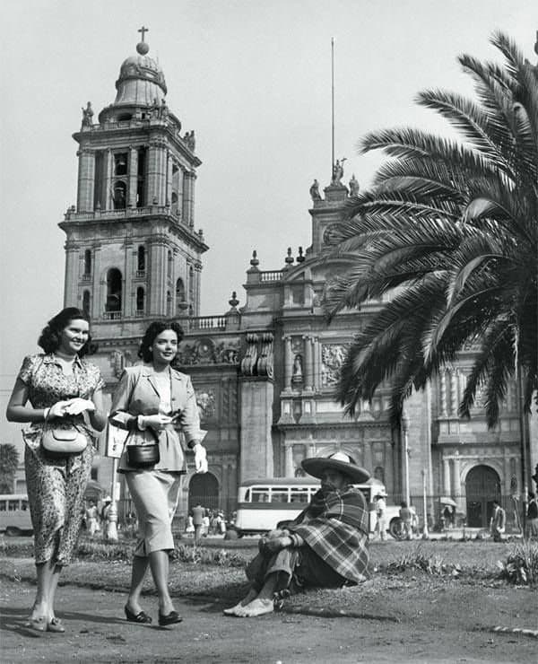 Walking past the cathedral of Mexico City (1950s)