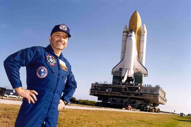 HappyBirthday to the first Italian citizen in space, Dr Franco Malerba (10 October)! Franco was one of ESA's original astronaut selection and flew on STS-46 Atlantis in 1992