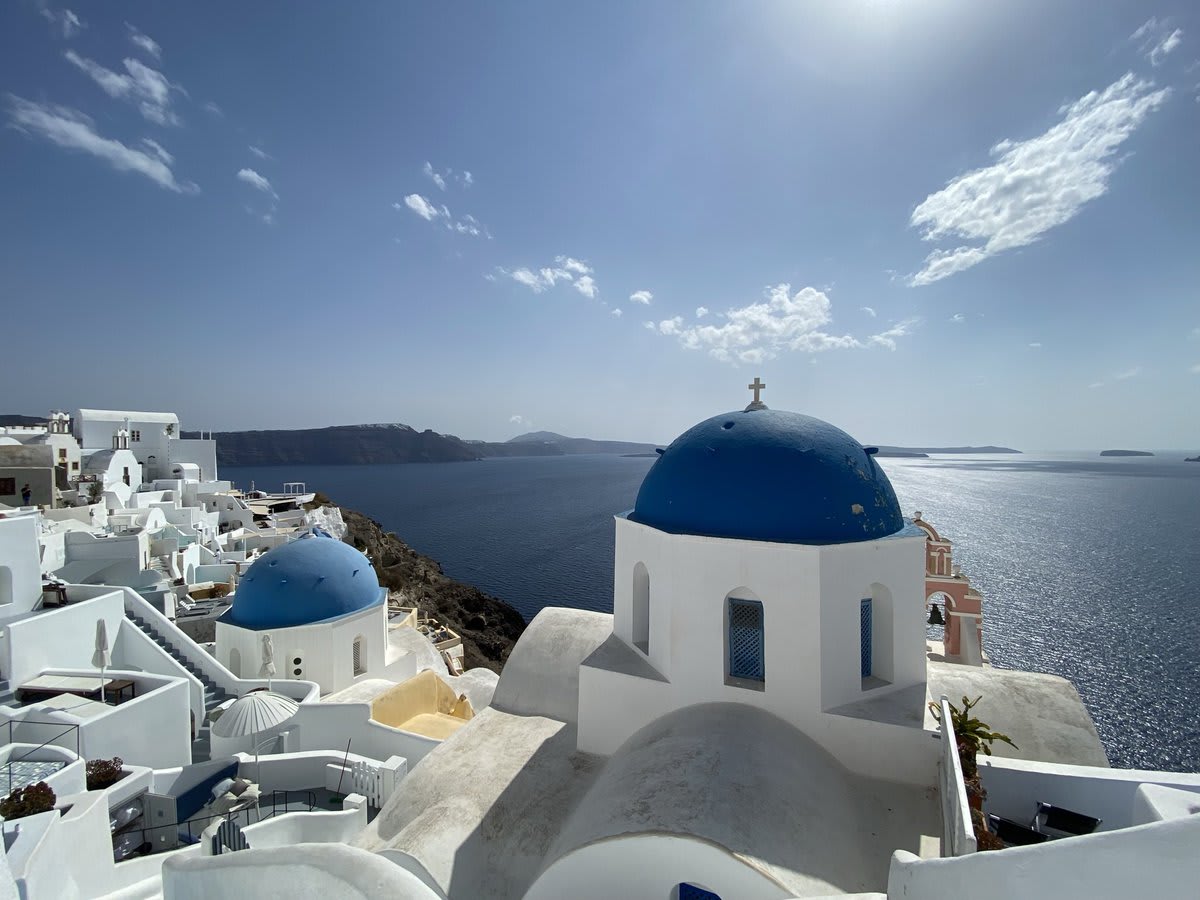 🧭 Santorini | Greece 🇬🇷 With its white-washed buildings, blue-domed churches & atmospheric cave houses Oia is also one of the most picturesque villages in Santorini ⚪ 🔵 Discover more 👉 https://t.co/FqJqpciVaR 📍#Travel