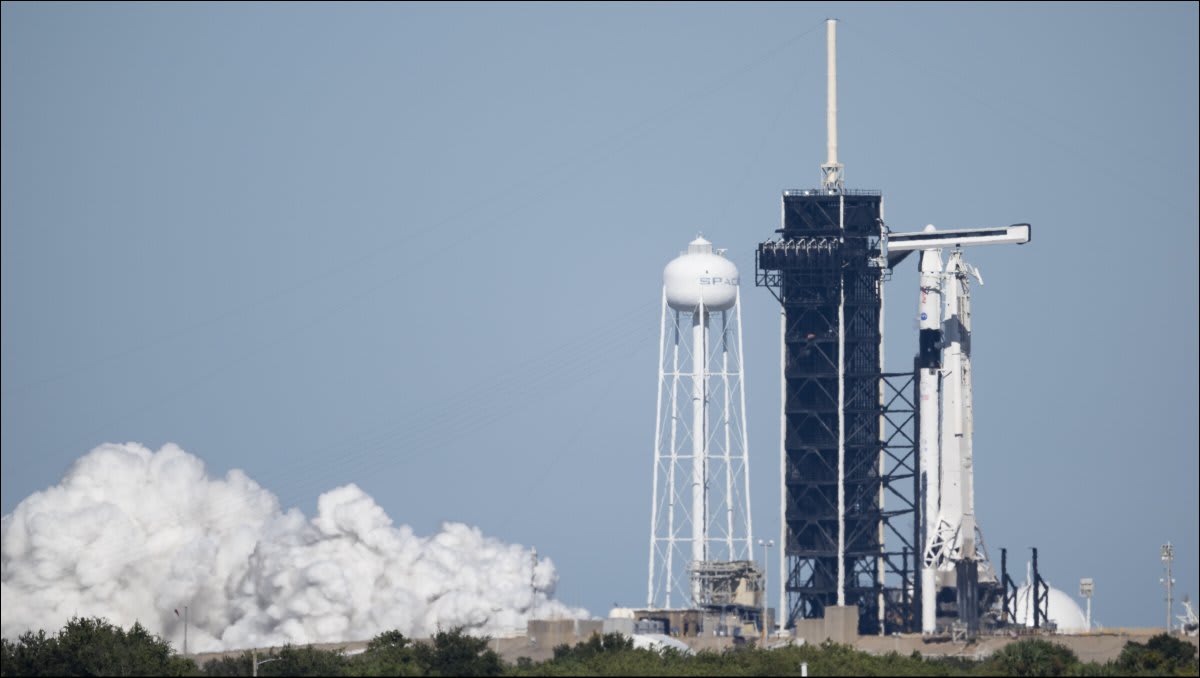 The @SpaceX Falcon 9 rocket and Crew Dragon spacecraft are seen at Launch Complex 39A during a brief static fire test ahead of the launch of #Crew5. 📷: