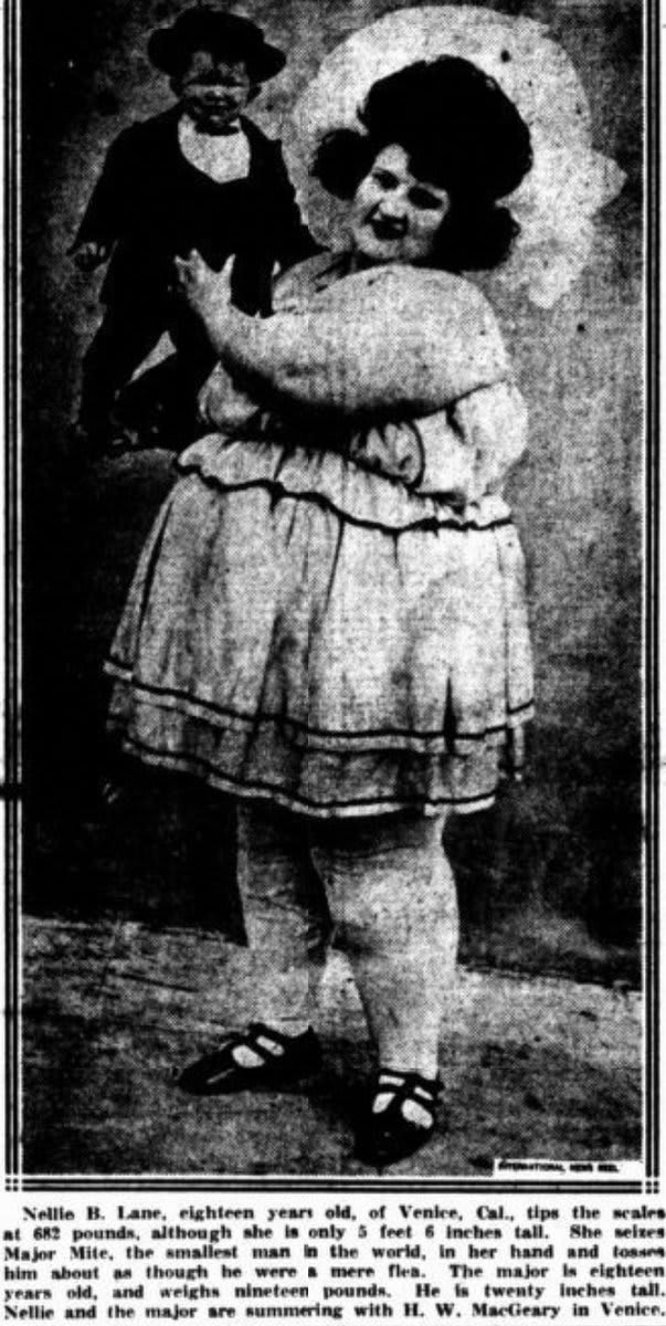 18-year-old Nellie B. Lane of Venice, California, the heaviest woman in the world at 682 pounds (309kg) picks up the smallest man in the world and throws him around like he’s a little ball. He is 20 inches (51cm) tall.